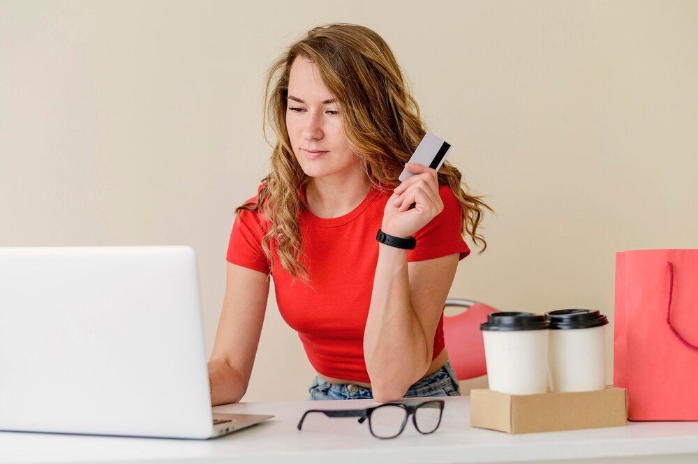 Clienta comprando online con tarjeta frente al ordenador
