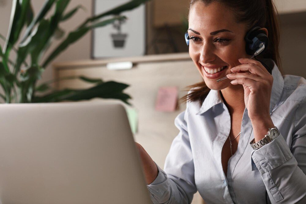 Agente de atención al cliente con auriculares atendiendo una consulta
