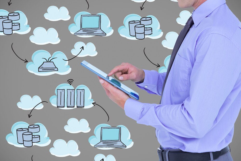Profesional sosteniendo una tablet con iconos de servicios cloud alrededor