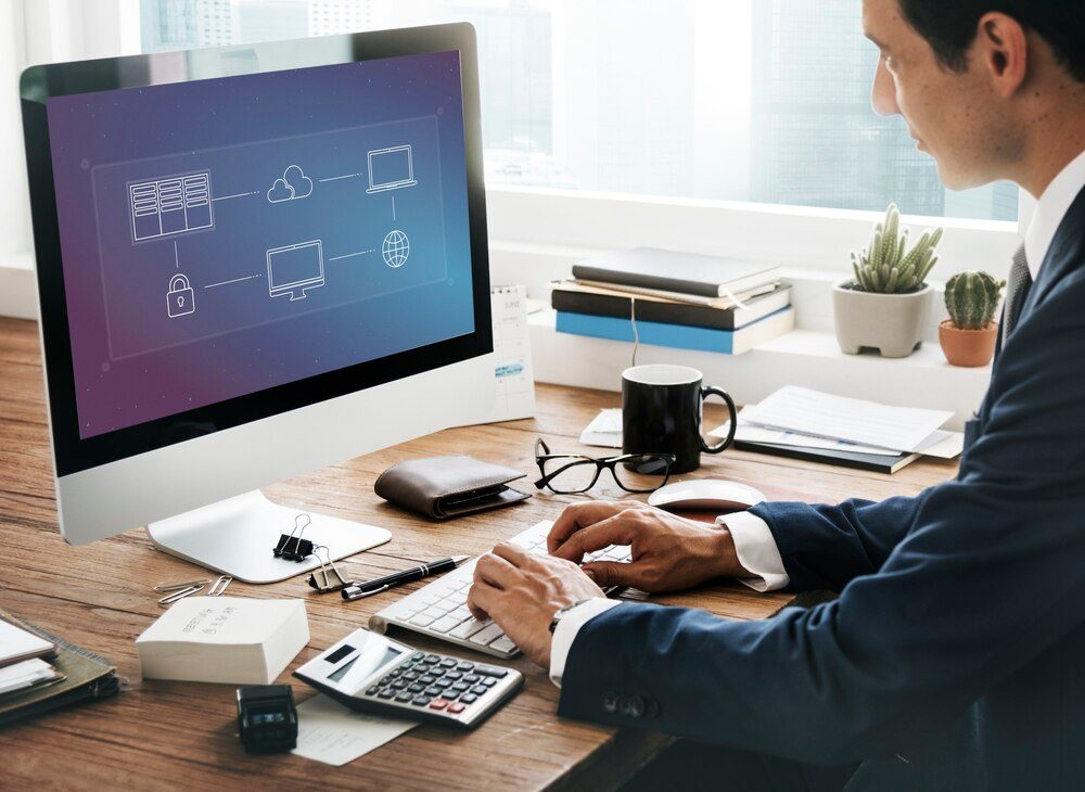 Concepto de gestión de datos en la nube con iconos de servicios conectados