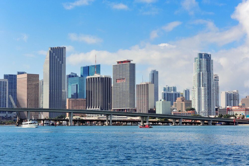 Skyline de Miami al atardecer con rascacielos junto al mar