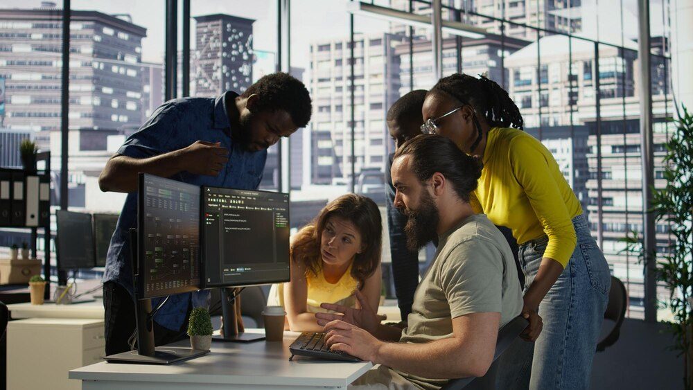 Equipo de desarrollo revisando el código de una web para clientes en Miami