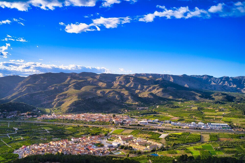 Ciudad rodeada de montañas verdes, como Bogotá