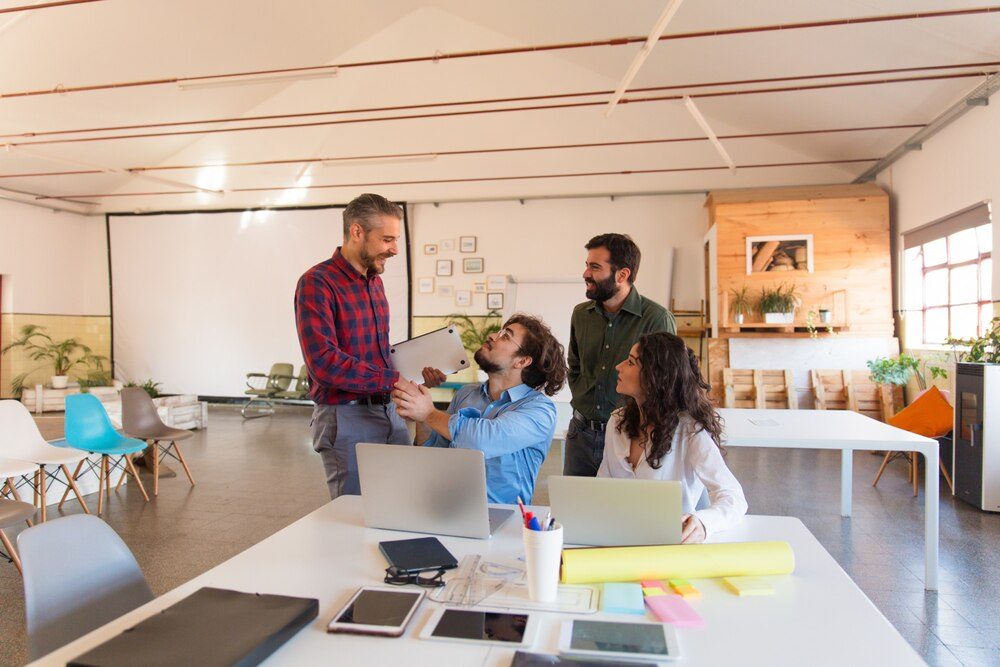 Equipo emprendedor de Caracas trabajando con portátiles en una sala de reuniones
