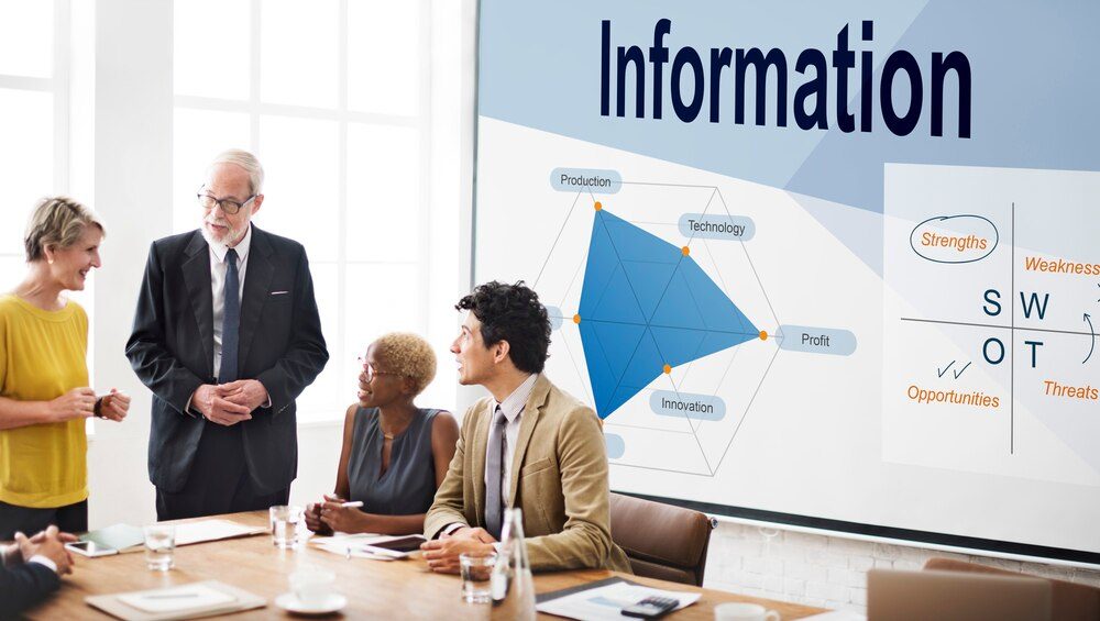 Profesional analizando datos de negocio en un dashboard de Business Intelligence