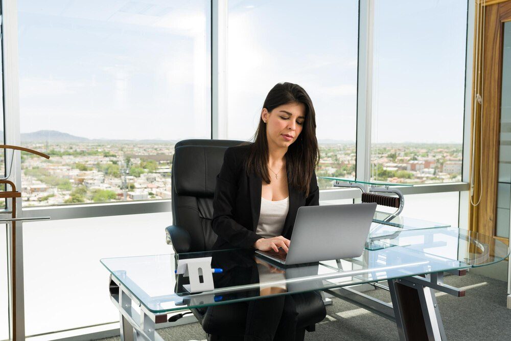Business consultation in a Quito office reviewing a website budget