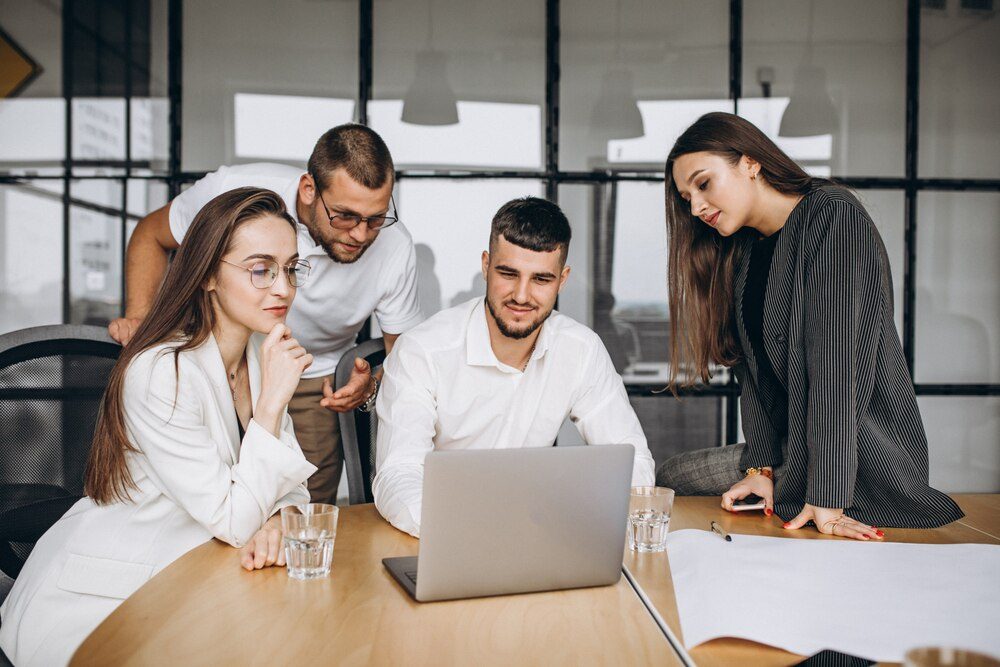 Grupo de personas trabajando en plan de negocio en oficina