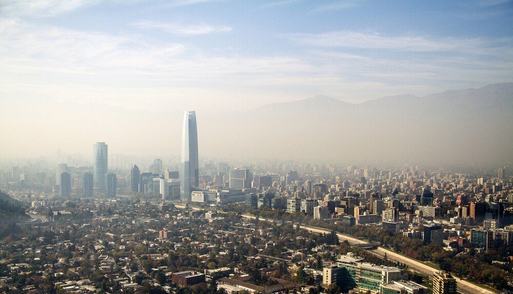 Vista aérea de la ciudad de Santiago de Chile con los Andes al fondo