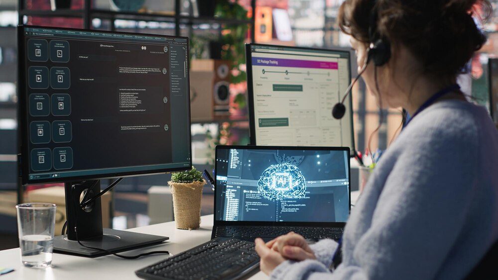 Trabajador atendiendo soporte de chat en vivo con ayuda de un chatbot de IA
