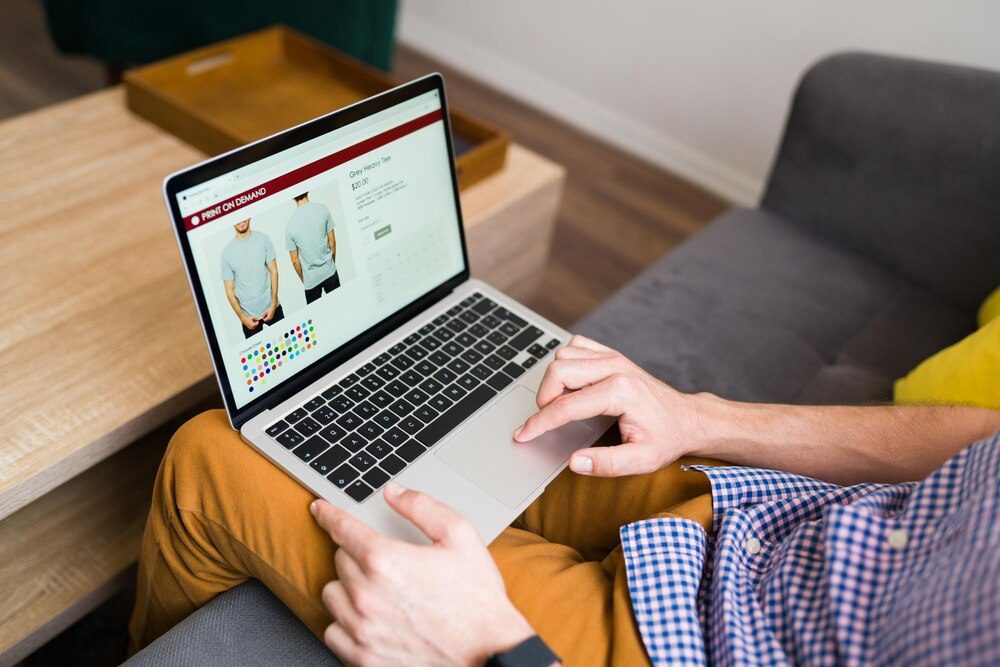 Cliente navegando en la web de una tienda online desde casa