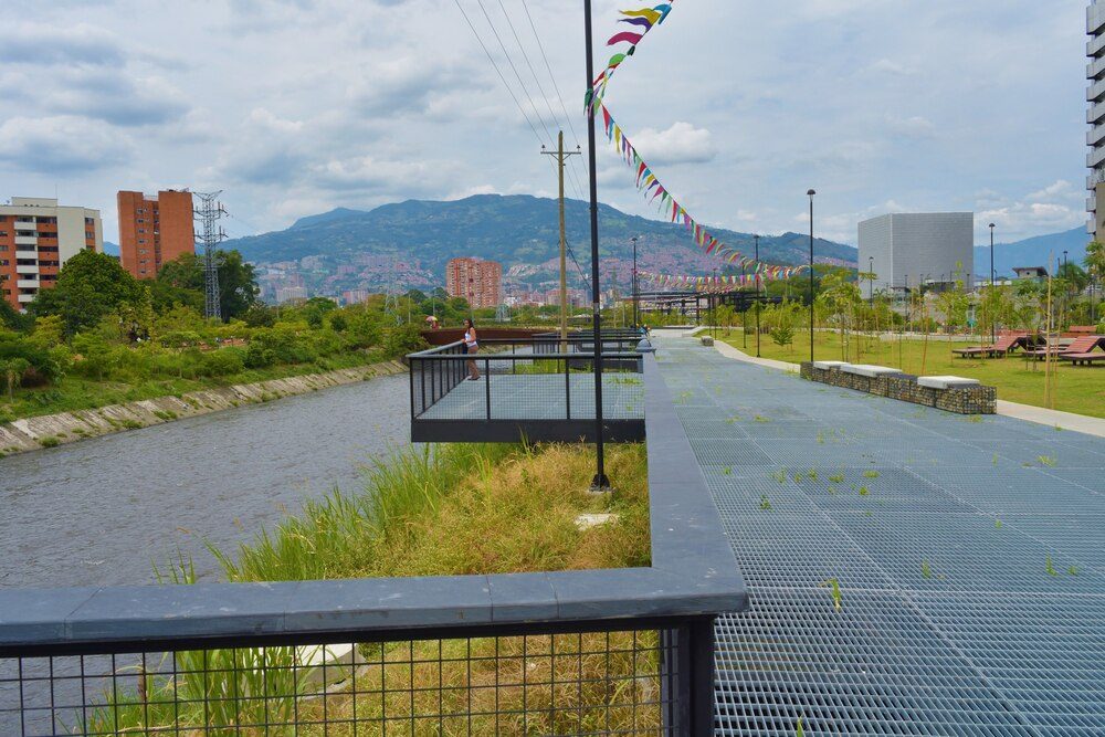 Parque lineal del río Medellín con las montañas de Valle de Aburrá al fondo