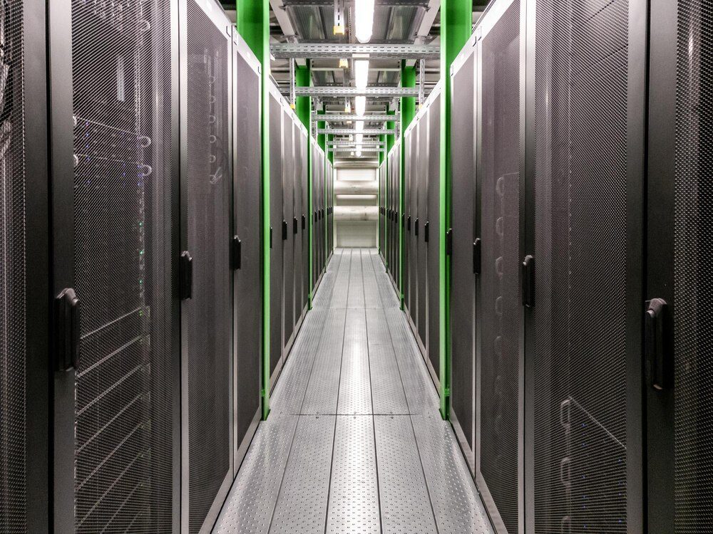 Pasillo de un centro de datos con bastidores de servidores