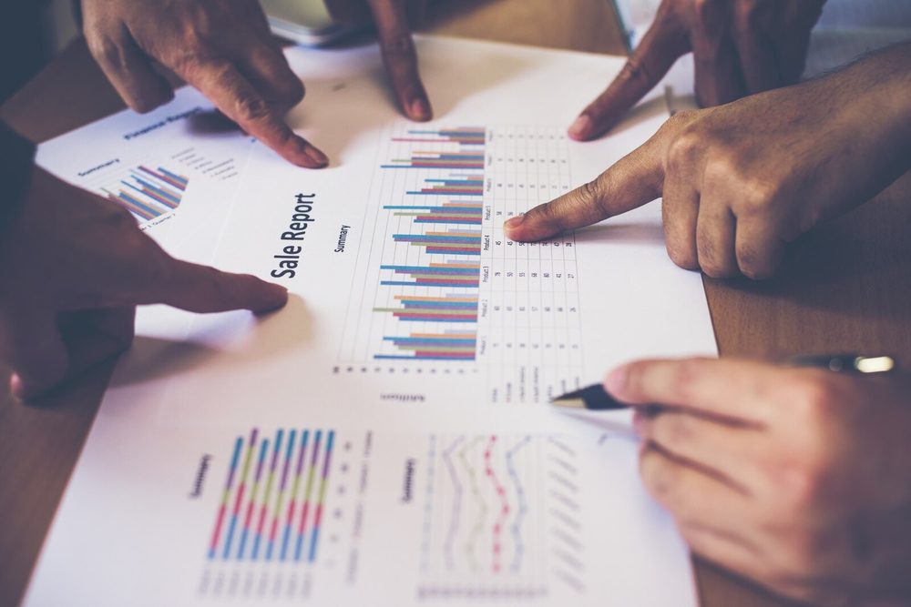 Equipo revisando gráficos de ventas y datos