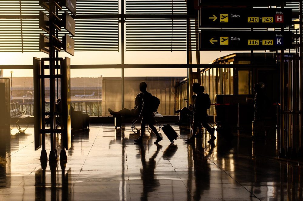 Terminal de aeropuerto con viajeros