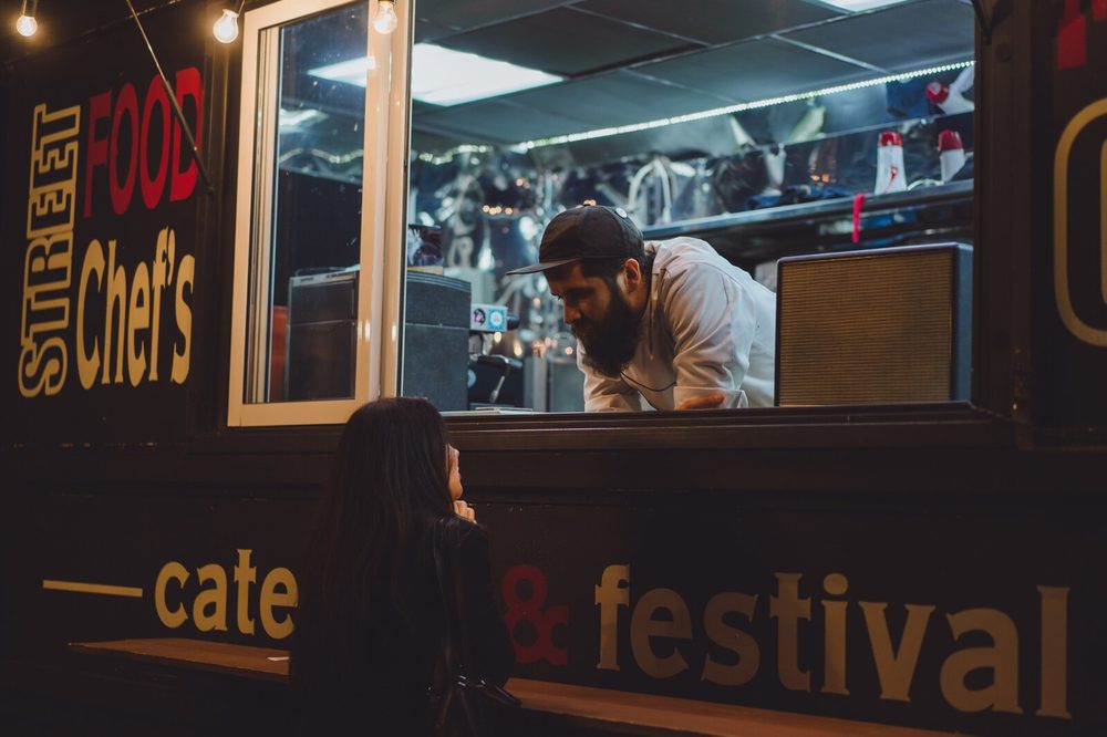 Carrito de comida y trailer de street food en la calle
