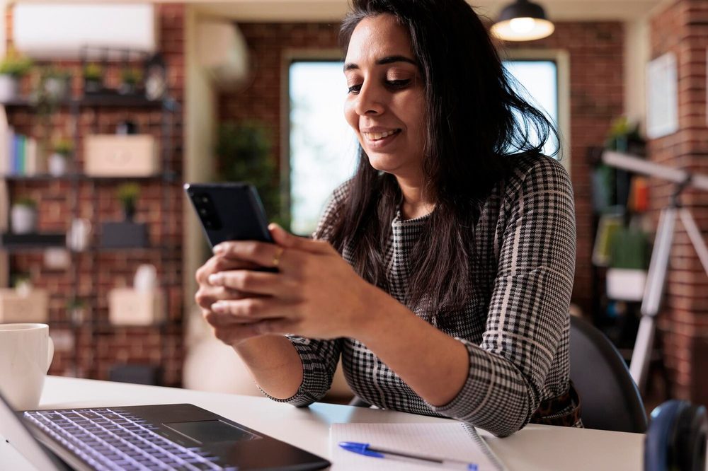 Persona abriendo la app de coleccionables en el móvil
