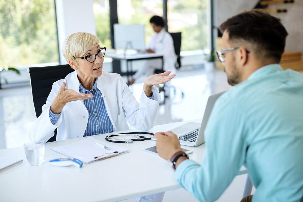 Consulta médica atendiendo a un paciente