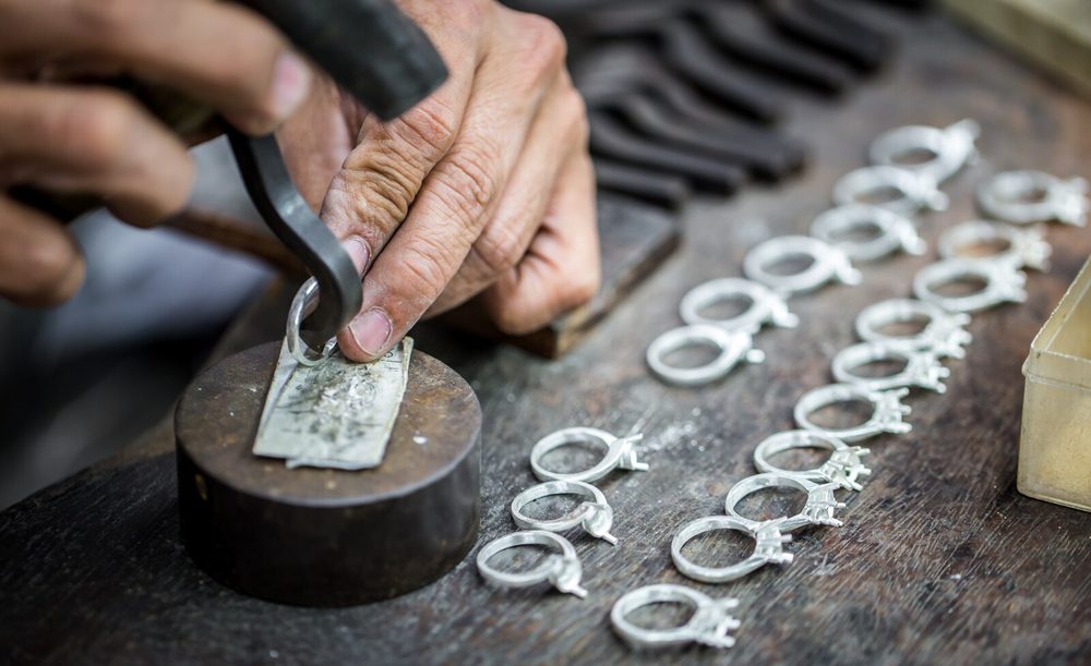 Manos de artesana trabajando una pieza de joyería