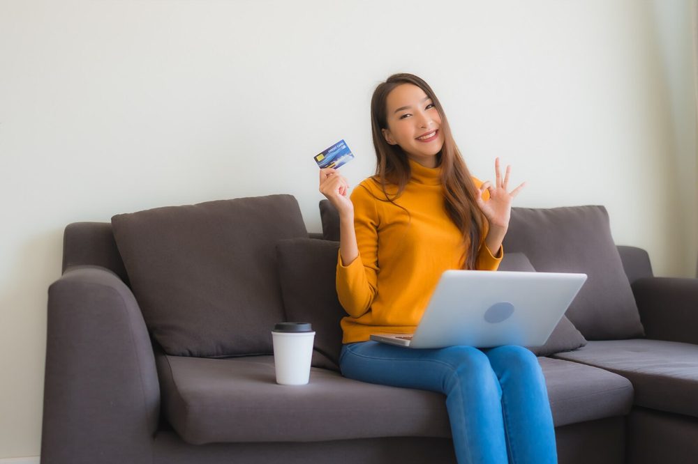 Clienta comprando ropa online desde un portátil