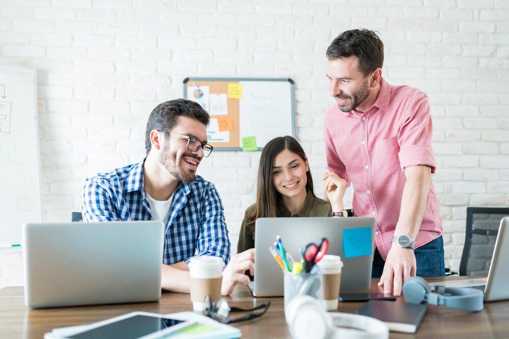 Equipo de desarrollo web colaborando en Caracas
