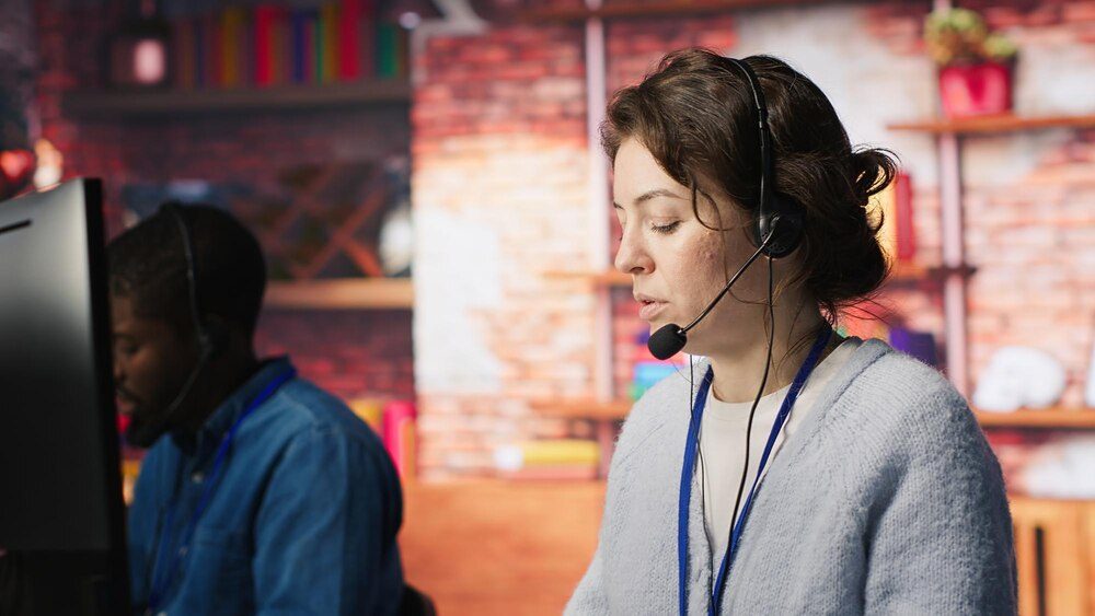 Persona de atención al cliente de TakeYourDesign con auriculares