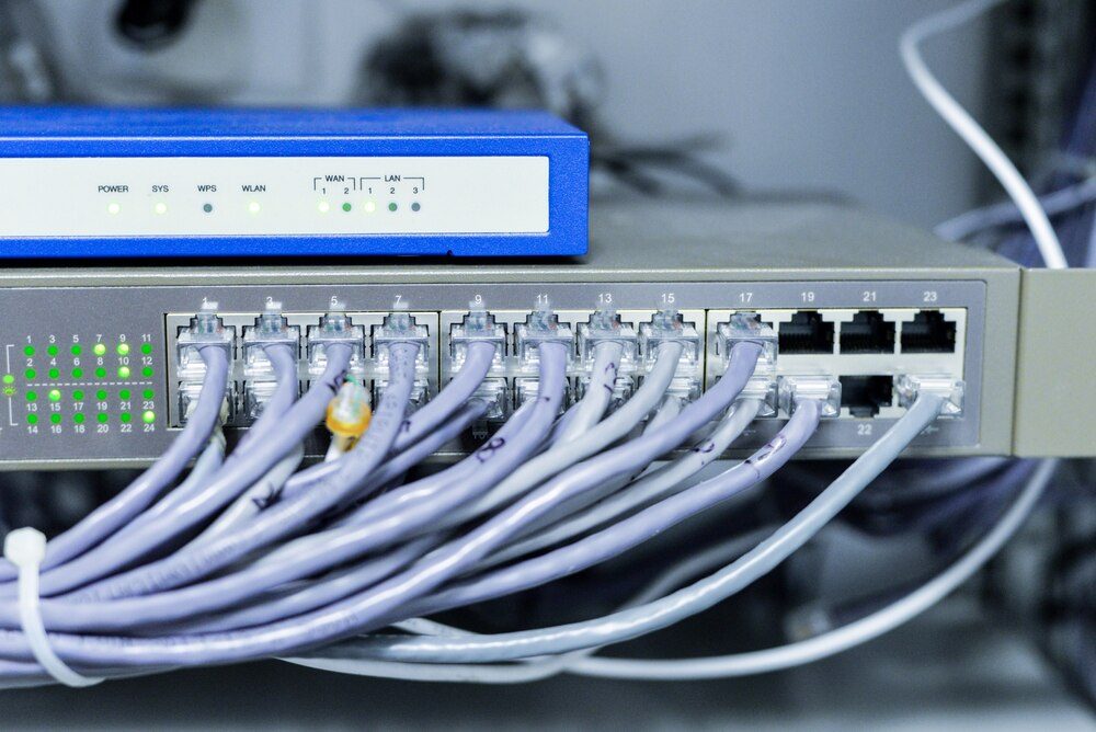 Servidores en bastidores con cableado ordenado